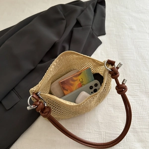Borsa tote in paglia intrecciata a mano con manici in pelle e accessori chic interni