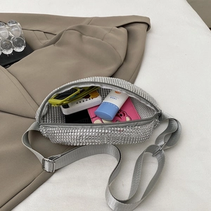 Sac banane argenté brillant avec strass et sangle réglable pour un style estival tendance