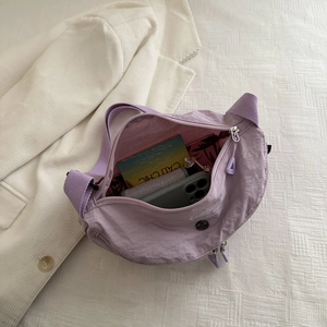 Elegante borsa a tracolla a mezzaluna in nylon lavanda con interno e cinturino