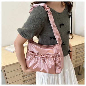 Sac à épaule plissé en nylon rose avec nœud décoratif et larges bandoulières chic