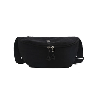 Sac bandoulière minimaliste en nylon noir avec sangle réglable et logo métallique