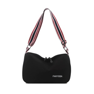 Sac bandoulière noir minimaliste avec sangle rayée et texte FANYISSA sur le devant