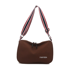 Sac bandoulière décontracté en nylon marron avec large sangle rayée et double zip