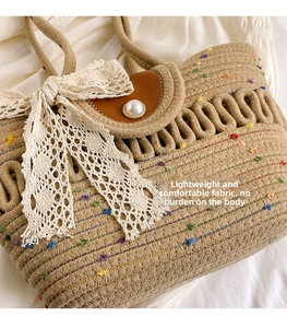 Détail du sac en paille tressée avec nœud en dentelle, rabat en cuir brun et boucle perle
