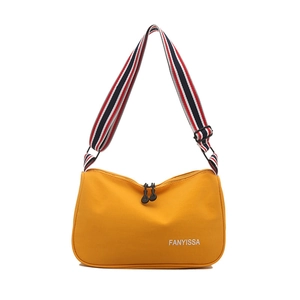 Sac cabas en toile jaune vif avec large bandoulière rayée et design spacieux