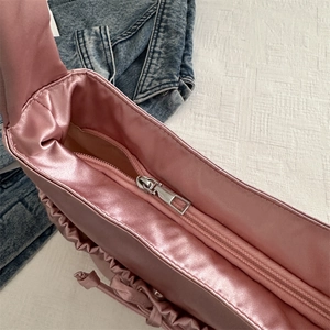 Sac nuage en satin rose avec plis en nylon et fermeture éclair argentée lisse