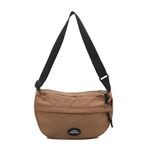 Borsa a tracolla marrone in nylon a forma di mezzaluna con logo Lucky Fashion e cinturino