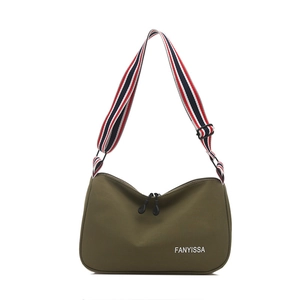 Sac bandoulière olive en nylon avec large sangle rayée et logo de marque discret