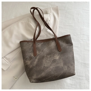 Borsa tote vintage in tela tortora con manici in pelle marrone su tessuto waffle
