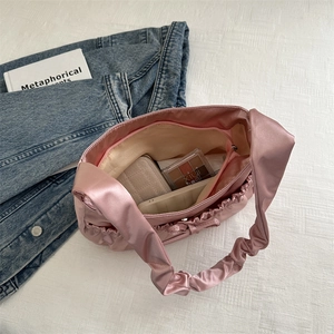Sac nuage en satin rose avec poignées plissées et nœud, vue sur l'espace intérieur