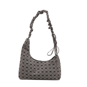 Sac sous le bras à carreaux noir et blanc avec imprimés nœuds et bandoulière froncée