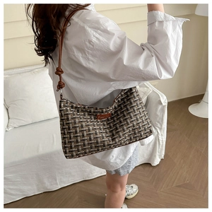 Dettaglio della borsa a tracolla in tweed con cinturino in pelle e logo Fashion