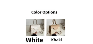 Detail van stro schoudertassen in wit en kaki met leren flap en een ronde gesp erop