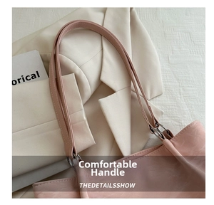 Détail des anses du sac cabas en cuir rose avec anneaux métalliques argentés élégants