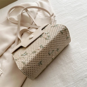 Mini borsa a tracolla in paglia intrecciata con ricamo floreale verde e manico in pelle