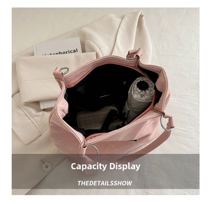 Détail d'un grand sac cabas rose montrant l'intérieur spacieux pour parapluie et portefeuille