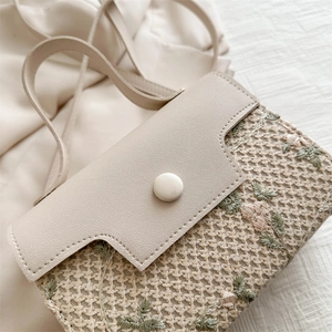 Borsa a tracolla in paglia con ricami floreali e dettagli in pelle beige della patta