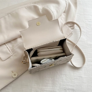 Piccola borsa quadrata intrecciata crema con fibbia magnetica oro e vista interna