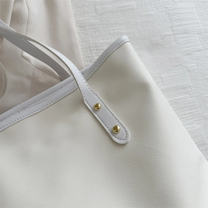 Elegante borsa tote crema in pelle Saffiano con dettagli di rivetti dorati