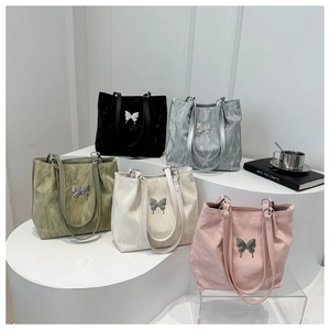Série de sacs cabas plissés colorés ornés de grands charms papillons métalliques