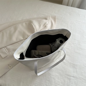 Grande borsa tote in pelle bianca con interno capiente per contenere oggetti quotidiani