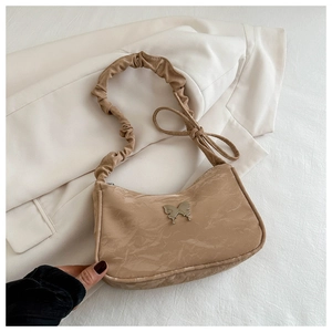 Sac sous le bras kaki avec boucle papillon argentée et bandoulière à plis nuage