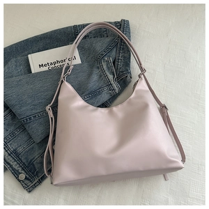 Détail de la boucle réglable sur la sangle du sac à bandoulière en similicuir rose