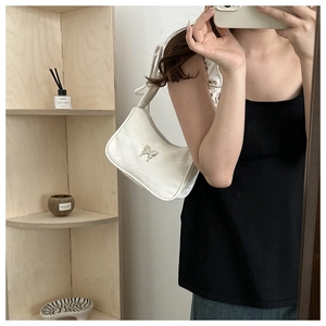 Selfie miroir montrant le sac hobo en satin blanc avec boucle papillon argentée
