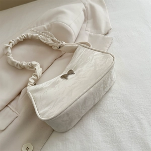 Sac à bandoulière chic blanc cassé avec texture marbre et bandoulière froncée avec nœud