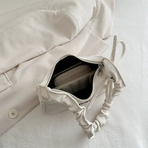 Sac sous le bras blanc crème minimaliste avec anse plissée et vue de l'intérieur