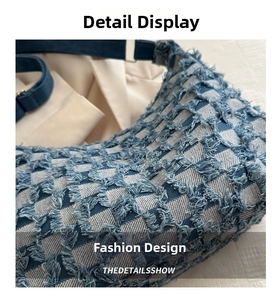 Détail du sac bandoulière en denim à carreaux avec bords effilochés et sangle bleue