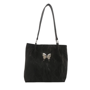 Grand sac cabas noir avec papillon argenté et design à texture plissée moderne