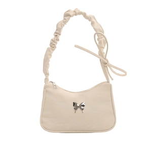 Sac bandoulière chic en similicuir beige avec anse froncée et pendentif papillon argent