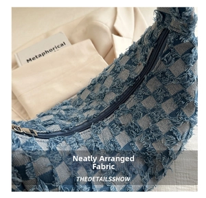 Gros plan du sac cabas en denim à damier avec franges texturées et fermeture éclair argentée