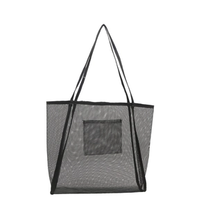 Borsa tote in rete nera con tasca frontale e tracolle su sfondo bianco pulito