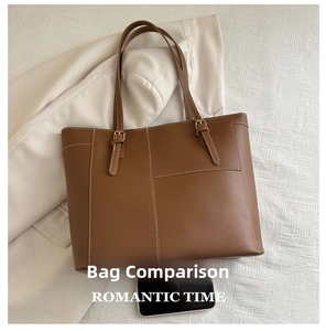 Sac cabas en cuir marron avec comparaison de taille par smartphone et grand espace
