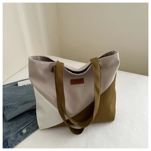 Détail du sac cabas tricolore avec étiquette de mode marron et larges bandoulières