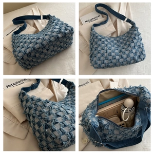Détail du sac hobo en denim bleu avec texture tissée à carreaux et bords à franges