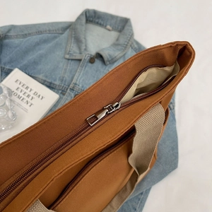 Borsa tote in tela marrone per studenti con ampia capacità e dettagli in metallo lucido
