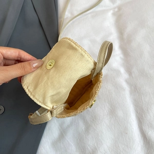 Mini borsa a tracolla in paglia intrecciata beige con chiusura magnetica e cinturino