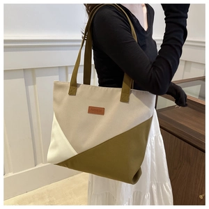 Gros plan du cabas en toile avec motif géométrique et empiècement en cuir tendance