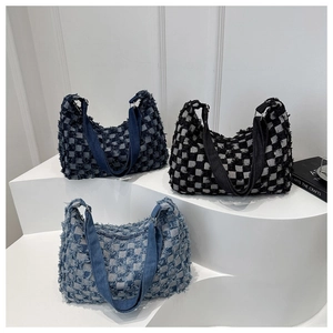 Sacs hobo en denim à damier avec bords effilochés en bleu et noir, style rétro chic
