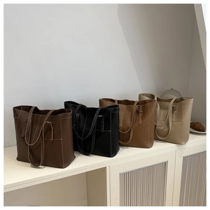 Grands sacs cabas vintage en quatre couleurs avec coutures contrastées et style élégant
