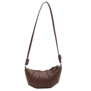 Sac croissant en cuir plissé marron foncé avec une silhouette en croissant courbé