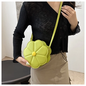 Sac bandoulière en forme de fleur vert fluo avec détail jaune et fine lanière