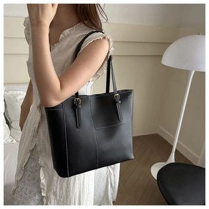 Sac cabas vintage en cuir noir avec surpiqûres blanches contrastées et boucles dorées