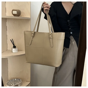 Détail de la boucle en métal réglable sur le sac cabas kaki avec coutures géométriques