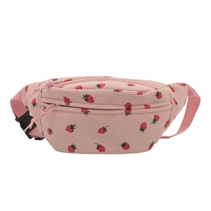 Sac bandoulière en velours côtelé rose avec imprimé fraise et double fermeture éclair