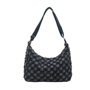 Sac croissant à damier avec franges en denim et bandoulière réglable