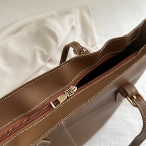 Sac cabas marron en cuir avec fermeture éclair métallique de qualité et surpiqûres fines